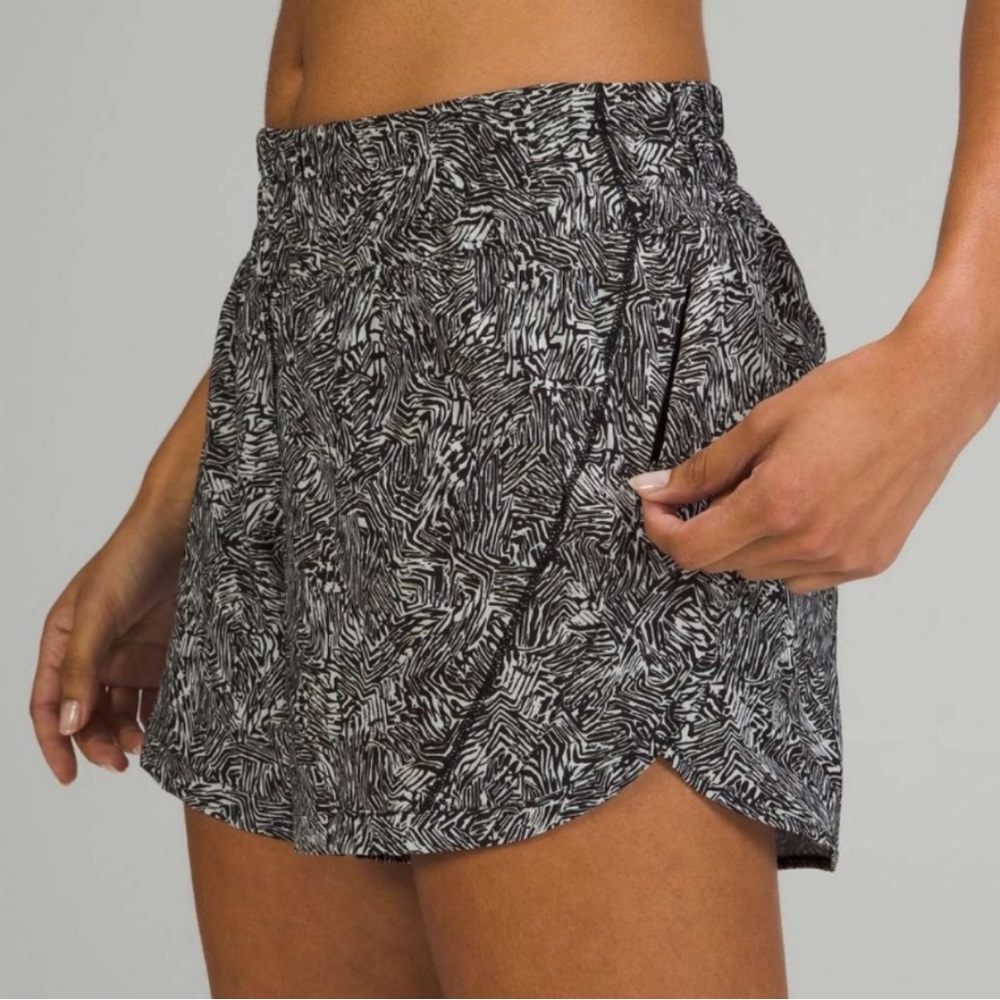 Lululemon Track that mid-rise short 5" size
6 UNLINED